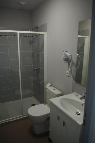 une salle de bain avec toilettes, douche et lavabo dans l'établissement Hotel de Bordeaux, à Gramat