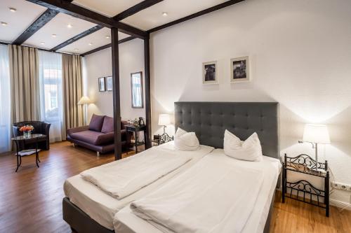 Un pat sau paturi într-o cameră la Hotel Zum Roten Tore