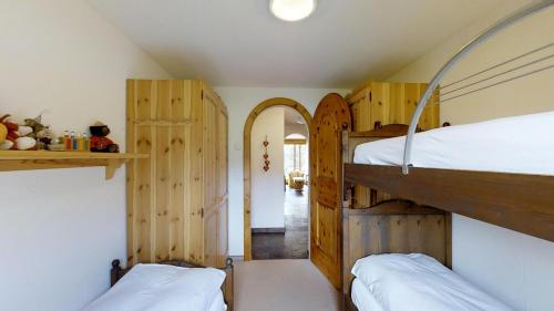 une chambre avec deux lits superposés et un couloir dans l'établissement Pinellas, à Celerina