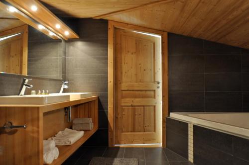 une salle de bain avec un lavabo et une baignoire dans l'établissement Quartz-Montblanc, à Chamonix-Mont-Blanc