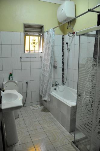 Un baño de Namugongo Holiday Home