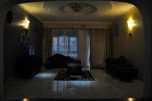 Un lugar para sentarse en Namugongo Holiday Home