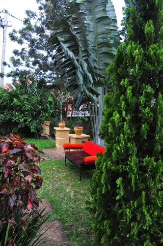 Un jardín fuera de Namugongo Holiday Home