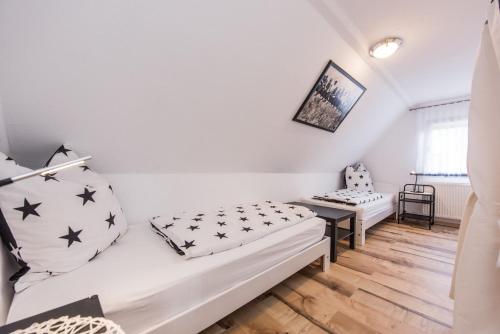Sala de estar blanca con almohadas blancas y negras en Ferienhaus Stark, en Eisenach