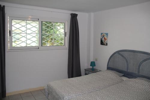 Rocas del Mar Tenerife tesisinde bir odada yatak veya yataklar