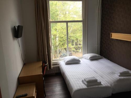 Katil atau katil-katil dalam bilik di Hotel Amsterdam Inn