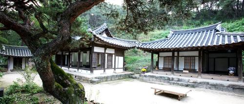 Κήπος έξω από το Okyeon Jeongsa
