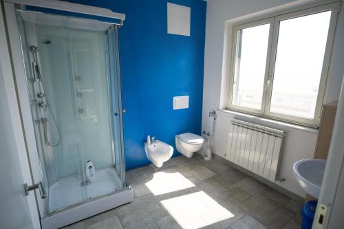 y baño con ducha, aseo y lavamanos. en B&B dormirereggiocalabria, en Reggio Calabria