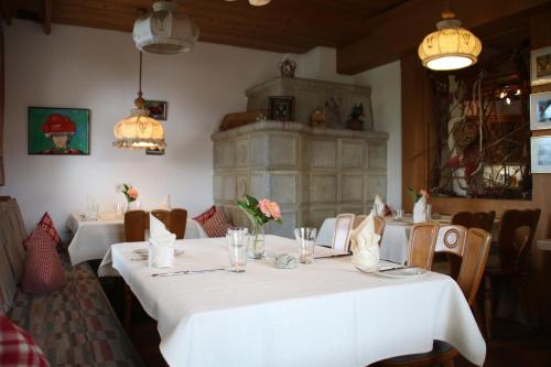 Ein Restaurant oder anderes Speiselokal in der Unterkunft Solhof-Schömberg 