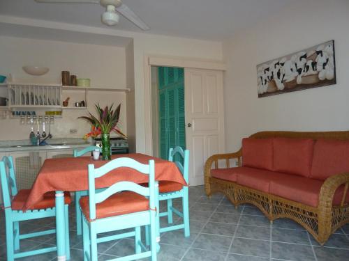 Ein Sitzbereich in der Unterkunft Hotel Playa Colibri