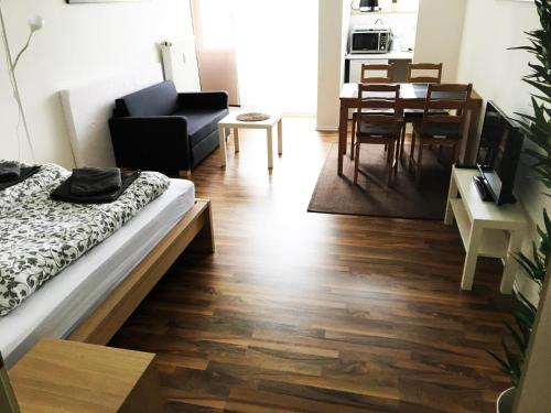 uma sala de estar com uma cama e uma sala de jantar em Apartment Treetown em Regensburg