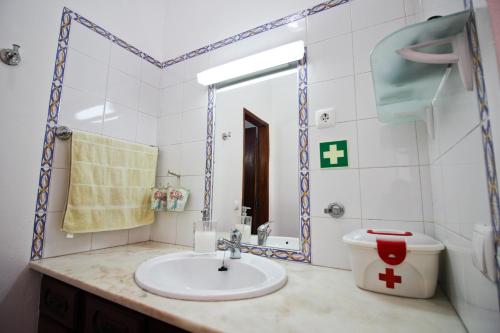 Vonios kambarys apgyvendinimo įstaigoje Monte do Rio-Pêra