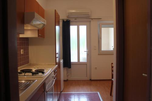 Η κουζίνα ή μικρή κουζίνα στο Apartments Nikolina