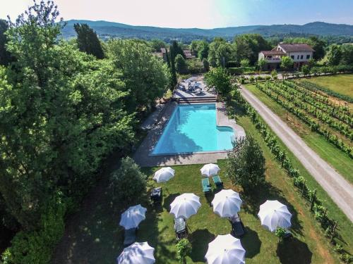 Vista de la piscina de Authentic farm holiday with swimming pool pizza oven spacious garden and private terrace o d'una piscina que hi ha a prop