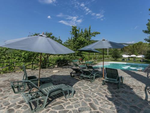 Der Swimmingpool an oder in der Nähe von Authentic farmhouse with pool