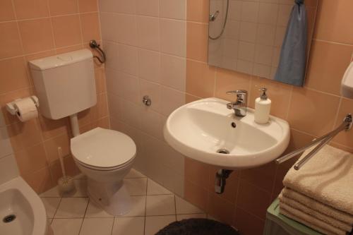 Ένα μπάνιο στο Apartments Nikolina