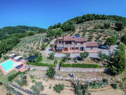 een luchtzicht op een huis op een heuvel met een zwembad bij Belvilla by OYO Zafferano in Morrano