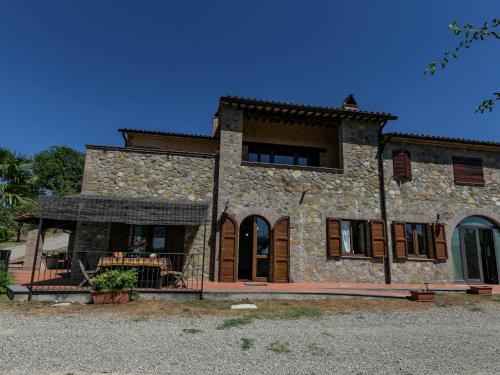 een groot stenen huis met een groot raam bij Belvilla by OYO Zafferano in Morrano