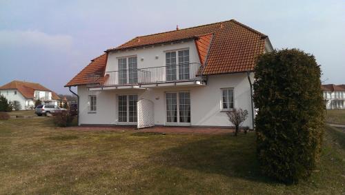 a white house with an orange roof at Ferienwohnung Landtraum in Neddesitz