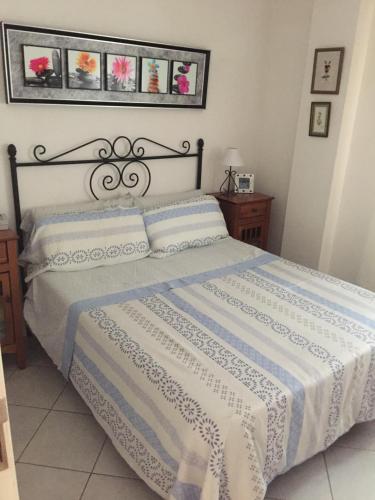 プエルト・デ・ラ・クルスにあるApartamento Puerto de la Cruzのベッドルーム1室(青と白の掛け布団付きのベッド1台付)