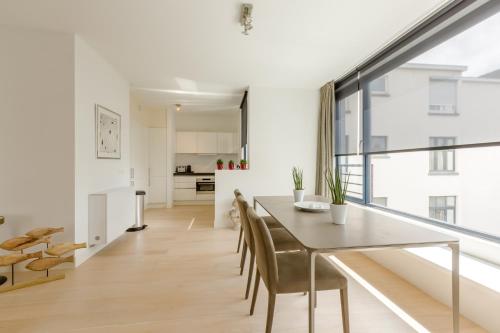 a kitchen and dining room with a table and chairs at The Livorno in Brussels