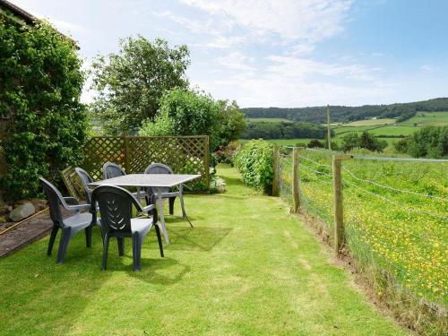 A garden outside Woodpecker Cottage 