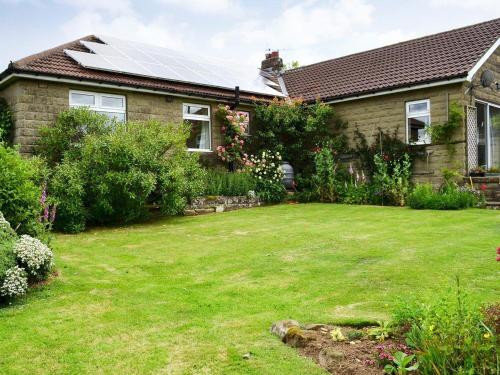 A garden outside Woodpecker Cottage 