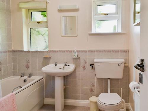 A bathroom at Woodpecker Cottage 