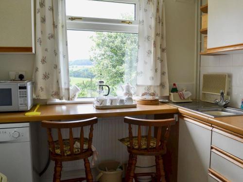 A kitchen or kitchenette at Woodpecker Cottage 