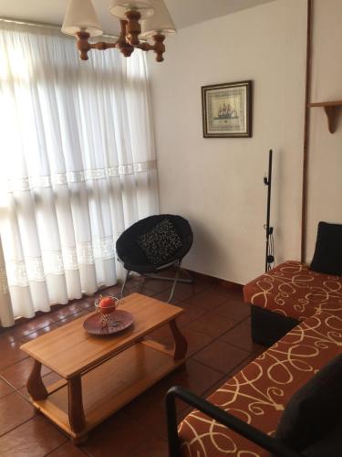 un soggiorno con letto e tavolino da caffè di Apartamento Mesa del Mar a Puerto de la Madera