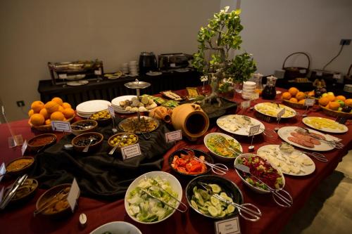 un tavolo con molti piatti di cibo sopra di Kalevera Hotel a Edirne