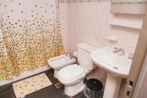 łazienka z toaletą i umywalką w obiekcie 3 o 4 PERSONAS A 150 Mts SANATORIO ALLENDE w Córdobie