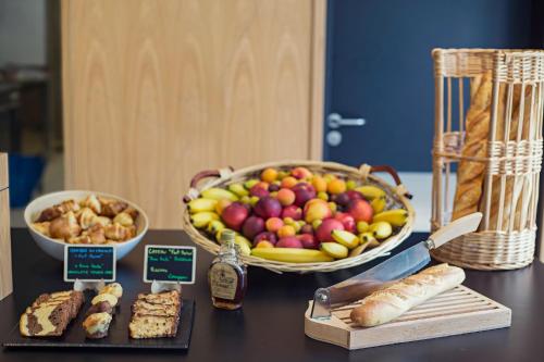 ピュトーにあるThe Social Hub Paris La Défenseのテーブル(フルーツボウル1杯、パンバスケット付)
