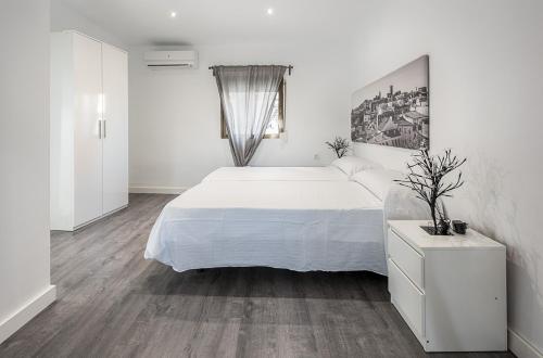 Llit o llits en una habitació de Apartamentos Turísticos Domus Seleqtia Plaza Mayor