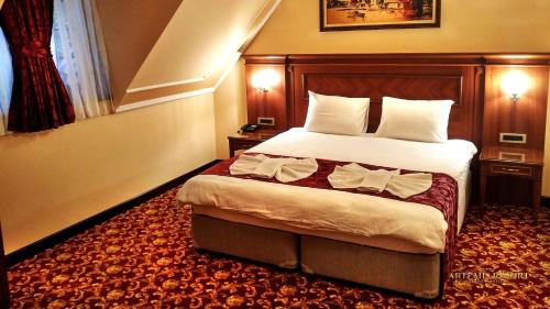 Säng eller sängar i ett rum på Artemis Resort Wellness Hotel
