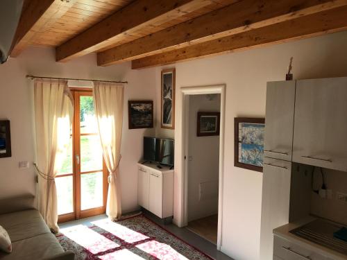 a living room with a couch and a tv at Villaggio delle Alpi in Pré-Saint-Didier