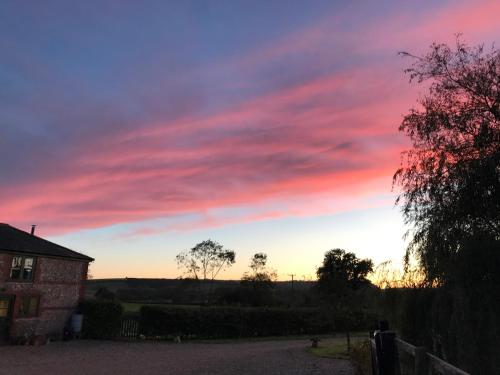 a sunset with a pink in the sky at Pleck Barn B&B in Ansty