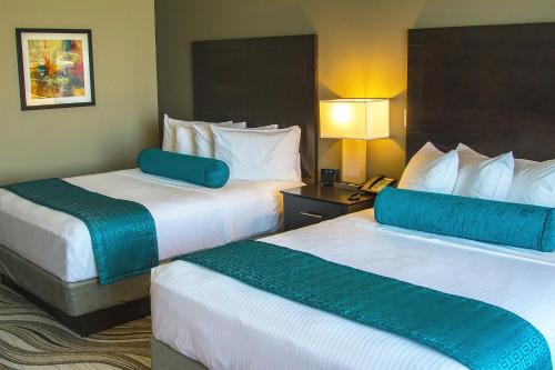 pokój hotelowy z 2 łóżkami i niebieskimi poduszkami w obiekcie River Bend Casino & Hotel w mieście Wyandotte