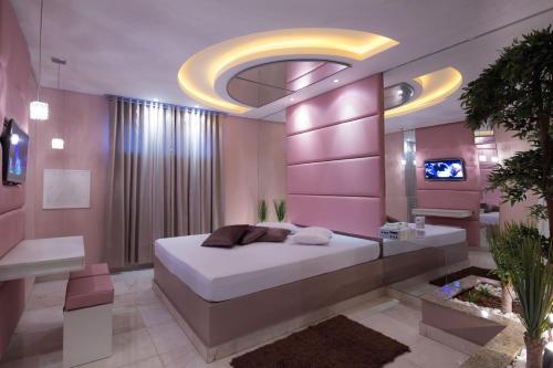 a bedroom with a large bed and a circular ceiling at Motel Paradiso Soledade in Soledade