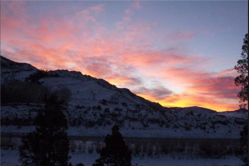 Yellowstone Park Riverfront Cabins – Photos 4