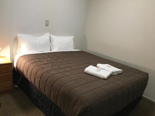 Tempat tidur dalam kamar di Motel on Carroll