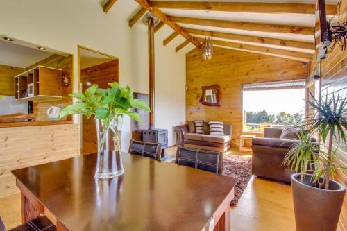uma cozinha e sala de estar com mesa e cadeiras em Loft y Cabañas Ensenada em Los Riscos