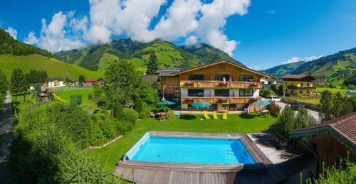 einen Luftblick auf ein Resort mit einem Pool in der Unterkunft Apartment Gästehaus Luggau in Rauris