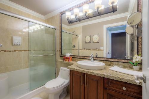高貴林的住宿－溫哥華悅來旅館，浴室配有卫生间、淋浴和盥洗盆。
