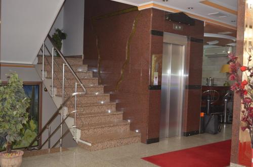 eine Treppe in einer Lobby mit einem Gebäude in der Unterkunft Grand Dilara Hotel in Istanbul