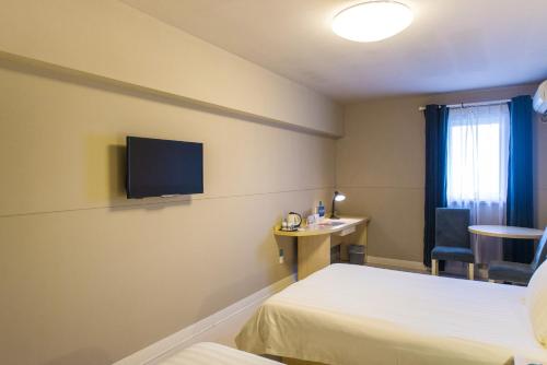 Jinjiang Inn Select Dunhuang Miaojieにあるテレビまたはエンターテインメントセンター