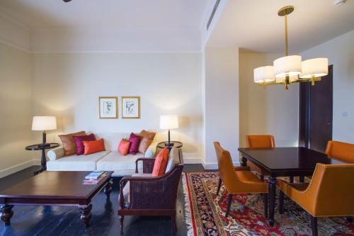 een woonkamer met een bank en een tafel bij Galle Face Hotel in Colombo