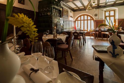 Restaurace v ubytování Hotel und Weinhaus Zum Krug