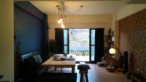 une salle à manger avec une table et une fenêtre dans l'établissement Woods Decor - Anping, à Tainan