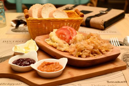 Makanan di atau berdekatan rumah tamu ini